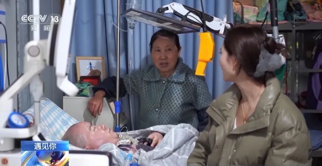 仅一根手指一根脚趾能动,他却和母亲建起一座农场!9.jpg